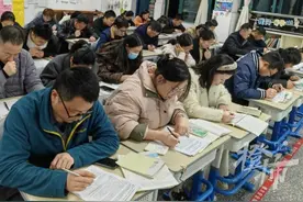 家长会上，爸爸妈妈们当了10分钟五年级学生，有家长说：以后再也不跟孩子说“这么简单的题你怎么都不会”了图片
