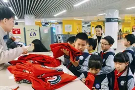 红领巾在地铁闪耀 志愿服务进行时——青岛市市南区实验小学教育集团（区实验校区）开展社会公益实践活动图片