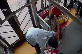 老人腿部摔伤乘公交回家，血流不止驾驶员暖心救助图片