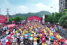 赛道升级！4600名跑者畅跑“冠军之城”桂阳图片