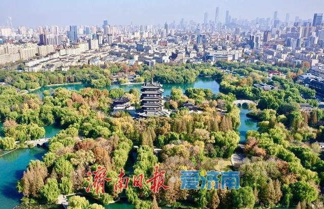 晴空万里映碧波 大明湖景美如画