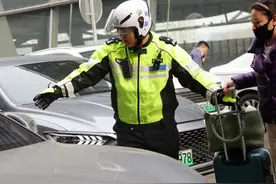 周末出游踏青旅客增多，铁路交警加派警力执勤护航图片