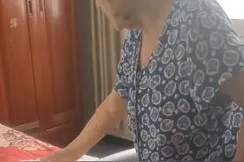 84岁阿尔兹海默症母亲忘记儿子离世，仍每天为他铺床，养老院用“谎言”守护她图片