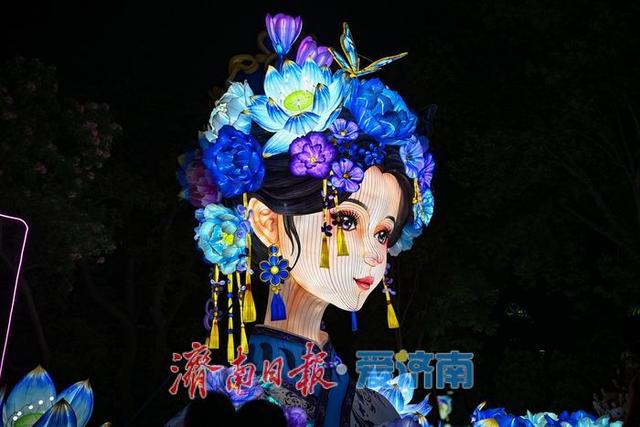 一年四季 泉在济南丨大明湖“夏雨荷2.0”搬迁逾两日热度不减！北岸钢琴广场人潮如织