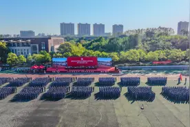 燃！湖北美术学院举行2024级新生开学典礼暨军训总结大会图片