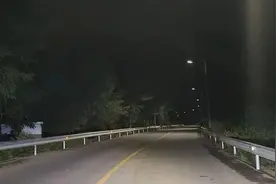 561盏路灯亮起  白靖公路变身“新光”大道图片