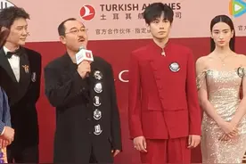 《异人之下》将于7月26日首映，主演胡先煦在剧组讲脱口秀训练脸皮厚的特质图片