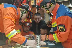 男孩手卡不锈钢筷子筒 特勤消防巧手救援图片