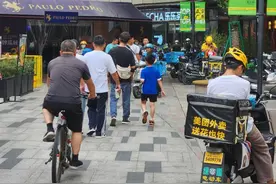 记者帮 | 电瓶车乱窜，市民惊出一身冷汗，杭州这条网红商业街的局能破吗？图片