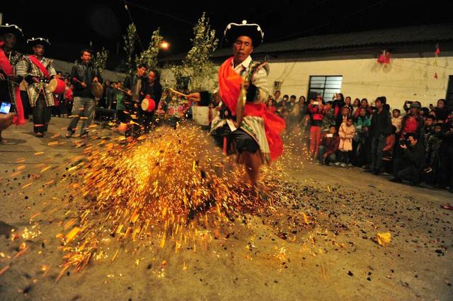 云新闻·滇地宝藏⑦丨一半山水一半城，走进怒江穿城而过的州府小城