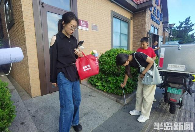 青岛故事丨轮椅驶向栈桥，婴儿车畅行奥帆！特殊群体为“无碍”探路