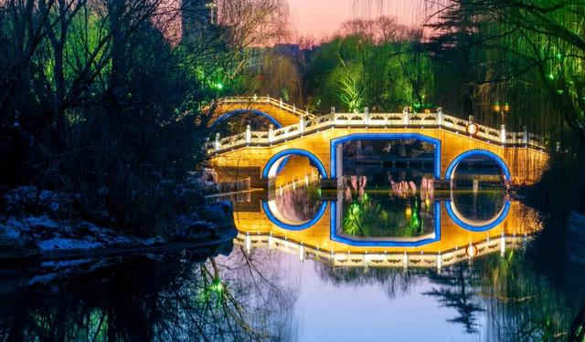 1922年，徐志摩在明湖乘船赏月