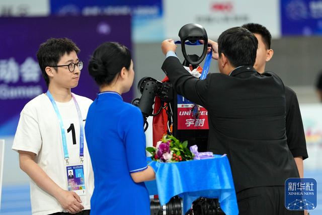 “冰丝带”内看人形机器人竞技