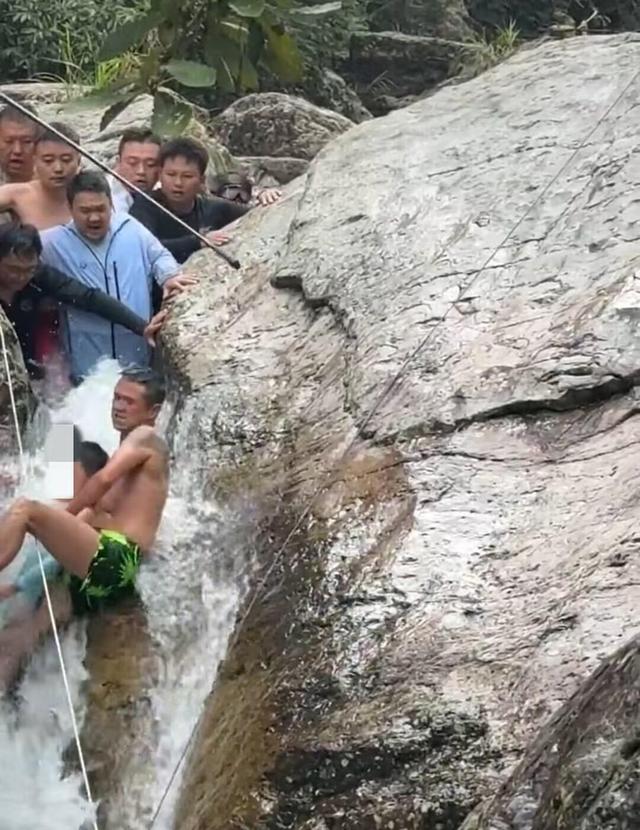 男孩卡小溪巨石缝 文身哥拽出孩子