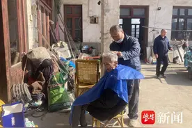 “乡村理发师”郑召华：剪落春秋絮，心暖寄长天图片