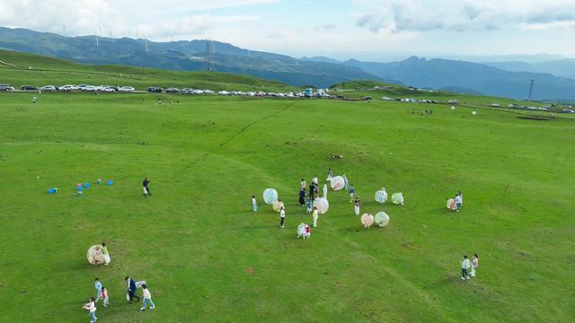 ​乌蒙大草原景区：迎来避暑旅游高峰，日均接待游客1万多人次