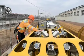 铁路接触网也要拍片体检 行走的“CT医生”：每天的工作是“找茬”图片