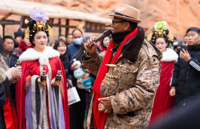 洛阳各界代表赴宁夏固原慰问“东天山来的骆驼队”