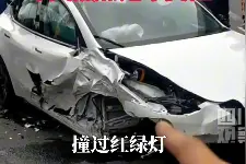 为何连撞多车？车主回忆：车失控了图片