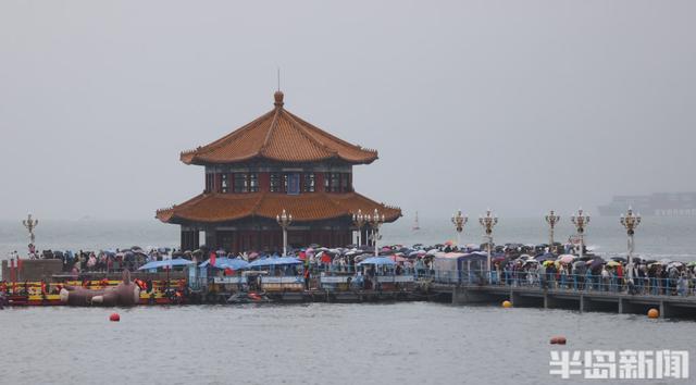 秋雨润栈桥，伞海映人潮