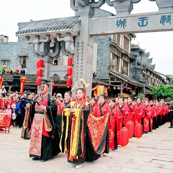安逸四川 乐游绵阳 ‖ 郪江古镇：古榕听雨，崖墓谜光，邂逅千年王城遗韵