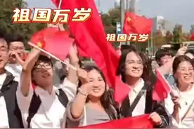 全场沸腾！解放军军乐团与留学生合唱《歌唱祖国》图片
