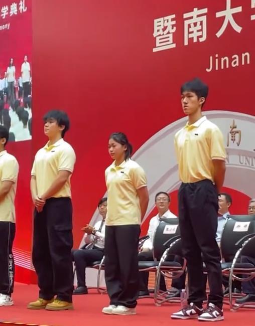组图来了！全红婵参加暨南大学开学典礼，校领导为她颁发校徽