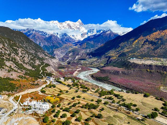 西藏林县：雅鲁藏布大峡谷秋景壮美