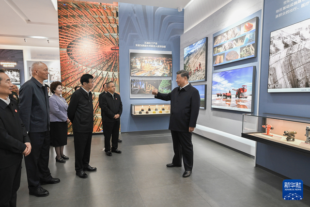 习近平参观新疆维吾尔自治区成立70周年主题成就展