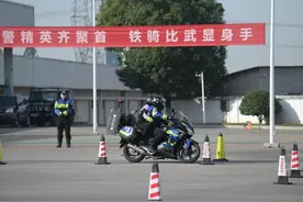 飒！长沙特警铁骑“大比武”上演巅峰对决，女队员操纵四百多斤重的摩托车不在话下图片