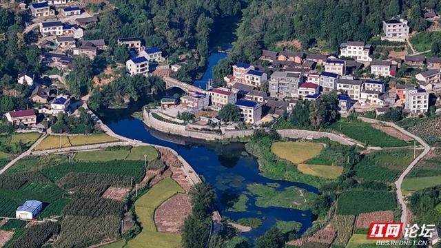 青山碧水伴稻浪，这里是诗意的湘西小镇