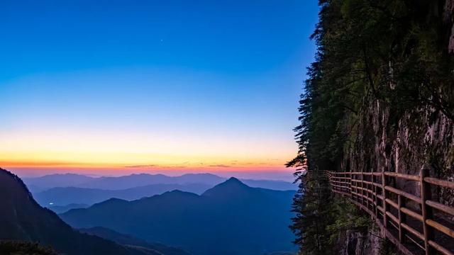 山称明月好，月出遍山明