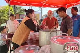 少林腊八粥飘香金边街头图片