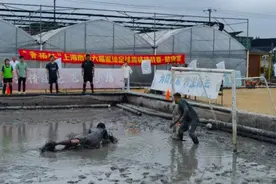 就让我在泥地里撒点野！松江新浜上演的泥地足球赛，展现不一样的运动魅力图片