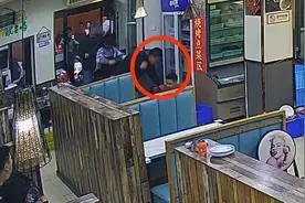 男子酒后到餐馆门口小便并殴打店老板，警方：正在调查会依法处理图片
