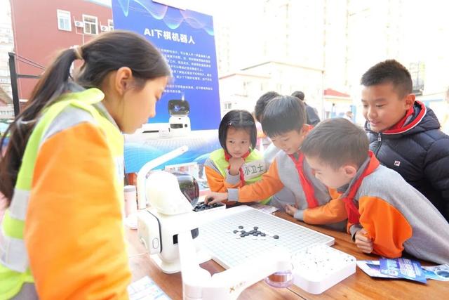与AI下棋、看“火山”喷发，北京多校举办科技节带学生玩转科学