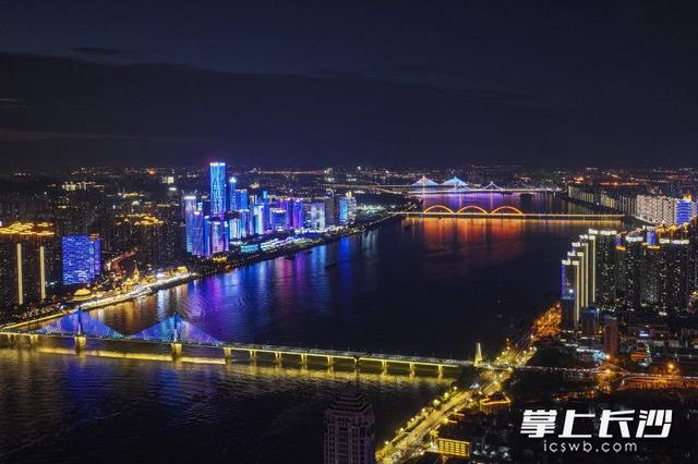 雨后长沙夜清凉 华灯游轮美如画｜组图