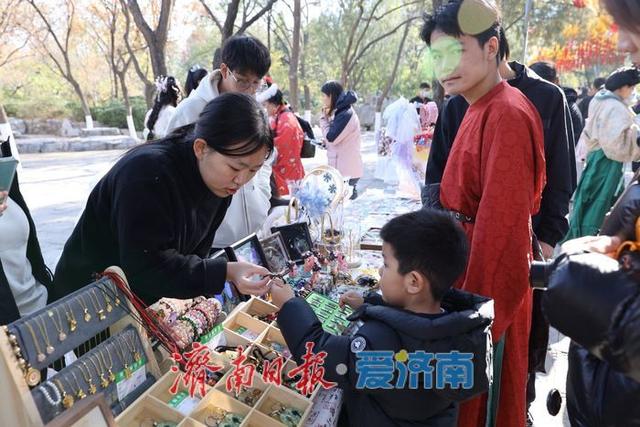 千佛山下国风起 济南第六届汉服嘉年华引热潮