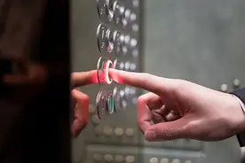 电梯冲顶和坠落哪个更危险图片