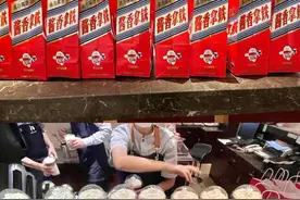 瑞幸茅台联名的“酱香拿铁”有多火？记者探店：不到中午12点均已售罄图片