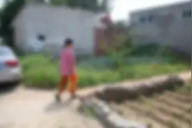 您愿意拉我就愿意听！86岁孤寡老人喜欢拉二胡，她当起唯一听众图片