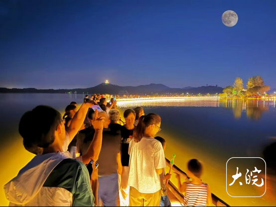 池州平天湖畔：皓月当空话中秋 游人如织共赏月