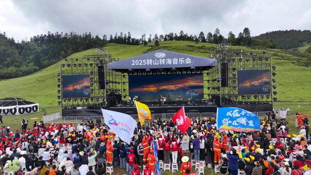在“转山转海”的镜头中 重逢香格里拉湖