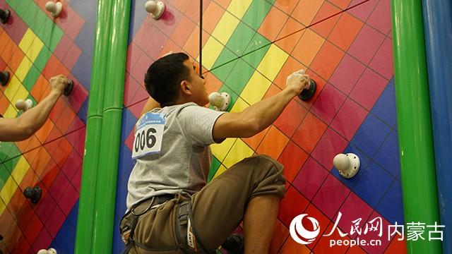 2025年内蒙古“草原之巅·岩跃青城”大众攀岩挑战赛在呼和浩特举行