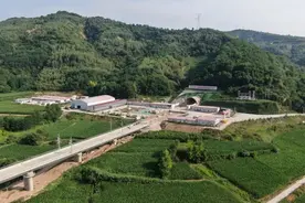 西安至延安高速铁路9座高风险隧道全部贯通图片