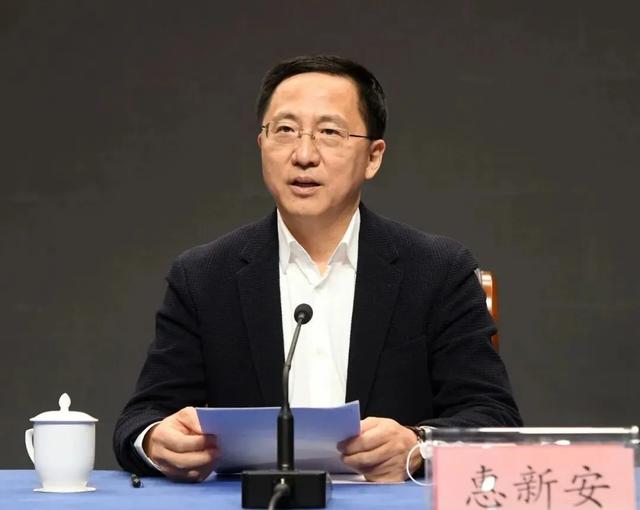 中纪委发布8人被查，有“内鬼”主动投案
