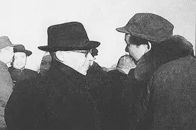 他不是共产党员，却提议设国庆日和国歌，更在开国大典当天激动地写下这两个字图片