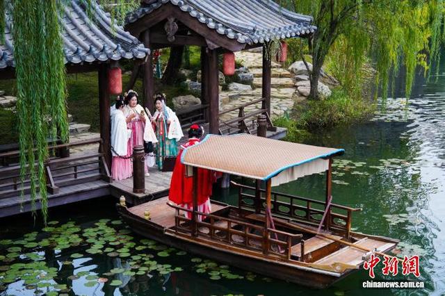 湖北襄阳：游客“穿越千年”感受传统服饰之美