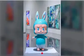 全球唯一一只薄荷色LABUBU拍出108万元，它真的是“智商税”吗？分析人士揭秘图片