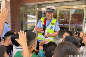 莘县：小朋友进警营 零距离学习交通安全知识图片